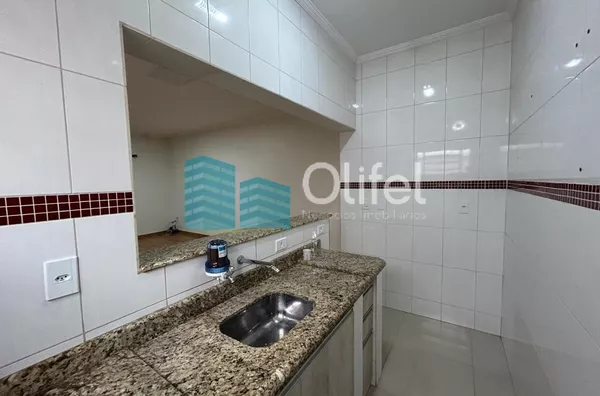Casa com excelente localização em bairro residencial de Sorocaba com 2 dormitórios, sendo 1 suíte, sala, cozinha americana com armários e conjugada, quintal, lavanderia, banheiro externo, mezanino, vaga para 2 carros cobertas. Portão automático. Sistema d - Foto 12