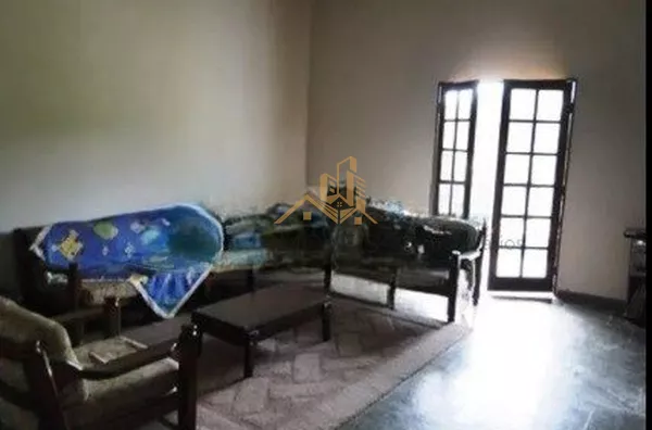 Linda casa em condomínio fechado na cidade de  Vinhedo, 698 m² área construída, 1450,00 m² de terreno, 5 dormitórios sendo 2 suítes, living 4 ambientes, 4 banheiros, 6 vagas de garagem cobertas, piscina, local com muito verde e tranquilidade.  Venha morar