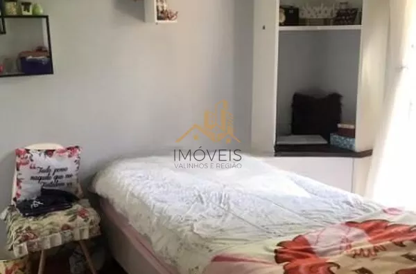 Linda casa em condomínio fechado de alto padrão na cidade de Vinhedo com 4 suítes, sendo no piso térreo uma suíte master com closet e hidromassagem e ar condicionado, sala ampla com lareira , escritório, lavabo, ampla cozinha planejada com copa, despensa, - Foto 22