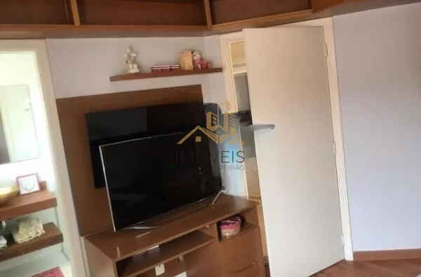 Linda casa em condomínio fechado de alto padrão na cidade de Vinhedo com 4 suítes, sendo no piso térreo uma suíte master com closet e hidromassagem e ar condicionado, sala ampla com lareira , escritório, lavabo, ampla cozinha planejada com copa, despensa, - Foto 19