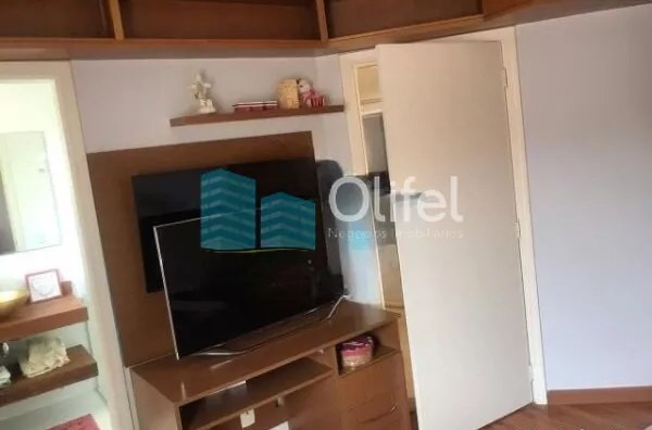 Linda casa em condomínio fechado de alto padrão na cidade de Vinhedo com 4 suítes, sendo no piso térreo uma suíte master com closet e hidromassagem e ar condicionado, sala ampla com lareira , escritório, lavabo, ampla cozinha planejada com copa, despensa, - Foto 19