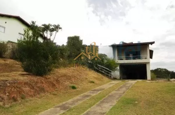 Linda casa em condomínio fechado na cidade de  Vinhedo, 698 m² área construída, 1450,00 m² de terreno, 5 dormitórios sendo 2 suítes, living 4 ambientes, 4 banheiros, 6 vagas de garagem cobertas, piscina, local com muito verde e tranquilidade.  Venha morar