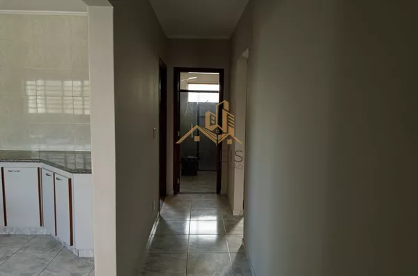Excelente sobrado para fins comerciais ou residenciais localizado em bairro tradicional na cidade de Louveira. Casa com 3 dormitórios, sendo 1 suíte, 2 dos dormitórios com armários, sala ampla para 2 ambientes, cozinha ampla e repleta de armário, lavande - Foto 17