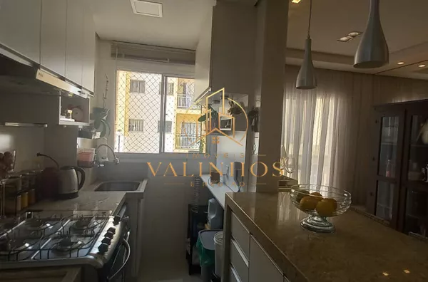 Lindo apartamento á venda na cidade de Vinhedo. Apartamento de 52 m² .condomínio com elevador e 1 vaga de carro. 01 Sala com espelhos na parede,01 cozinha com armário embutido, bancada de mármore e banqueta almofadada. 02 dormitórios com guarda-roupa plan