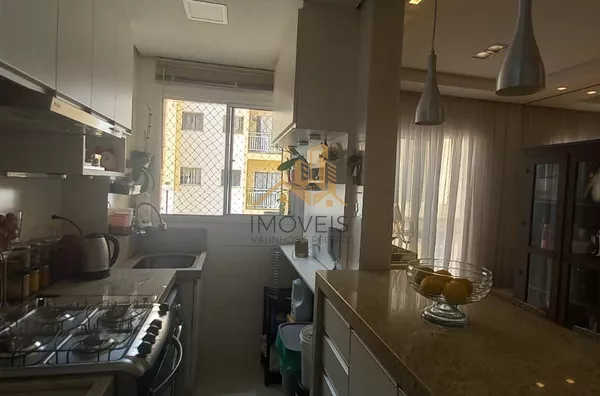 Lindo apartamento á venda na cidade de Vinhedo. Apartamento de 52 m² .condomínio com elevador e 1 vaga de carro. 01 Sala com espelhos na parede,01 cozinha com armário embutido, bancada de mármore e banqueta almofadada. 02 dormitórios com guarda-roupa plan