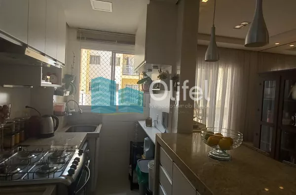Lindo apartamento á venda na cidade de Vinhedo. Apartamento de 52 m² .condomínio com elevador e 1 vaga de carro. 01 Sala com espelhos na parede,01 cozinha com armário embutido, bancada de mármore e banqueta almofadada. 02 dormitórios com guarda-roupa plan - Foto 5