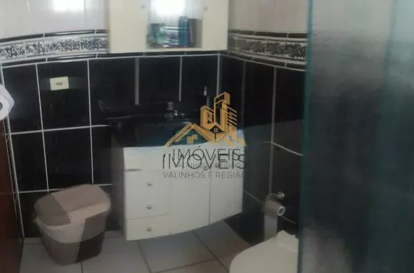 Excelente sobrado em bairro residencial próximo ao centro na cidade de Louveira, com 3 suítes com planejados, avarandada, 2 amplas salas, cozinha planejada, área gourmet com churrasqueira, quintal, 2 vagas de garagem. Agende a sua visita. - Foto 9