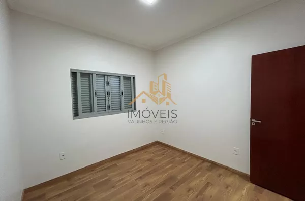 Casa com excelente localização em bairro residencial de Sorocaba com 2 dormitórios, sendo 1 suíte, sala, cozinha americana com armários e conjugada, quintal, lavanderia, banheiro externo, mezanino, vaga para 2 carros cobertas. Portão automático. Sistema d - Foto 21