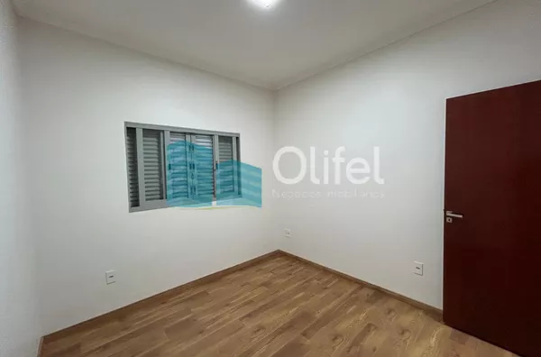 Casa com excelente localização em bairro residencial de Sorocaba com 2 dormitórios, sendo 1 suíte, sala, cozinha americana com armários e conjugada, quintal, lavanderia, banheiro externo, mezanino, vaga para 2 carros cobertas. Portão automático. Sistema d - Foto 21