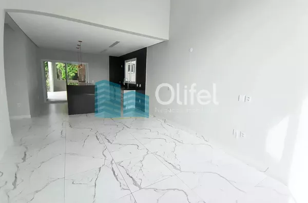 Excelente casa em condomínio na região central da cidade de Louveira.   Piso superior: 2 quartos com sacada 1 banheiro Inferior: 1 suite com closet  1 banheiro Cozinha e sala integradas (cozinha com planejados Área de serviço Externo: quintal gramado, áre - Foto 3