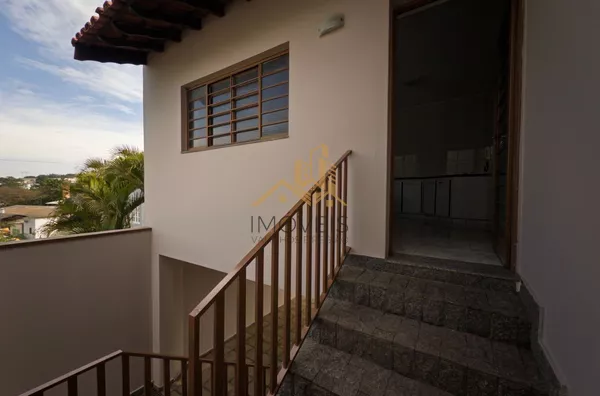 Excelente sobrado para fins comerciais ou residenciais localizado em bairro tradicional na cidade de Louveira. Casa com 3 dormitórios, sendo 1 suíte, 2 dos dormitórios com armários, sala ampla para 2 ambientes, cozinha ampla e repleta de armário, lavande - Foto 21