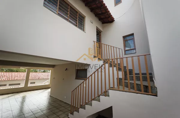 Excelente sobrado para fins comerciais ou residenciais localizado em bairro tradicional na cidade de Louveira. Casa com 3 dormitórios, sendo 1 suíte, 2 dos dormitórios com armários, sala ampla para 2 ambientes, cozinha ampla e repleta de armário, lavande - Foto 35