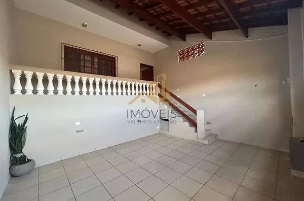 Casa com excelente localização em bairro residencial de Sorocaba com 2 dormitórios, sendo 1 suíte, sala, cozinha americana com armários e conjugada, quintal, lavanderia, banheiro externo, mezanino, vaga para 2 carros cobertas. Portão automático. Sistema d - Foto 6