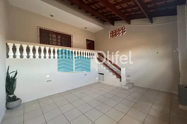 Casa com excelente localização em bairro residencial de Sorocaba com 2 dormitórios, sendo 1 suíte, sala, cozinha americana com armários e conjugada, quintal, lavanderia, banheiro externo, mezanino, vaga para 2 carros cobertas. Portão automático. Sistema d - Foto 6