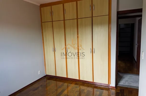 Excelente sobrado para fins comerciais ou residenciais localizado em bairro tradicional na cidade de Louveira. Casa com 3 dormitórios, sendo 1 suíte, 2 dos dormitórios com armários, sala ampla para 2 ambientes, cozinha ampla e repleta de armário, lavande - Foto 10