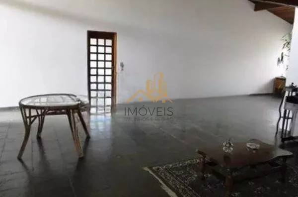 Linda casa em condomínio fechado na cidade de  Vinhedo, 698 m² área construída, 1450,00 m² de terreno, 5 dormitórios sendo 2 suítes, living 4 ambientes, 4 banheiros, 6 vagas de garagem cobertas, piscina, local com muito verde e tranquilidade.  Venha morar