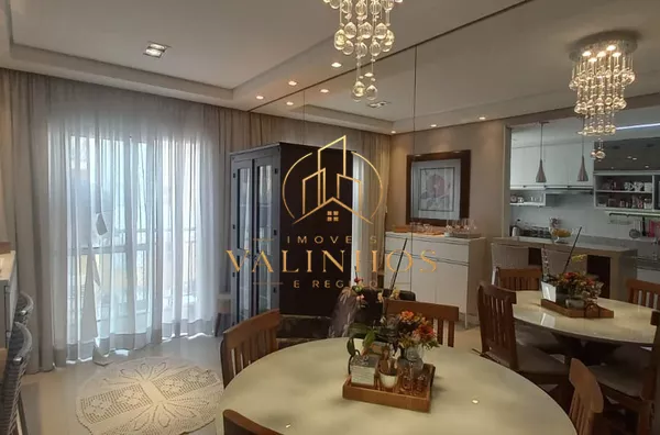Lindo apartamento á venda na cidade de Vinhedo. Apartamento de 52 m² .condomínio com elevador e 1 vaga de carro. 01 Sala com espelhos na parede,01 cozinha com armário embutido, bancada de mármore e banqueta almofadada. 02 dormitórios com guarda-roupa plan