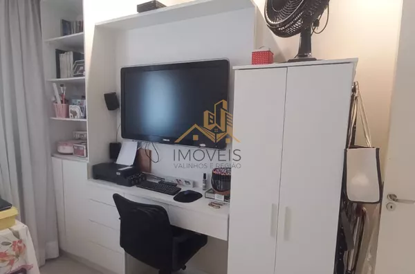 Lindo apartamento á venda na cidade de Vinhedo. Apartamento de 52 m² .condomínio com elevador e 1 vaga de carro. 01 Sala com espelhos na parede,01 cozinha com armário embutido, bancada de mármore e banqueta almofadada. 02 dormitórios com guarda-roupa plan - Foto 10