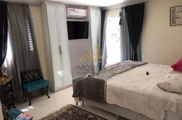 Linda casa em condomínio fechado de alto padrão na cidade de Vinhedo com 4 suítes, sendo no piso térreo uma suíte master com closet e hidromassagem e ar condicionado, sala ampla com lareira , escritório, lavabo, ampla cozinha planejada com copa, despensa, - Foto 13
