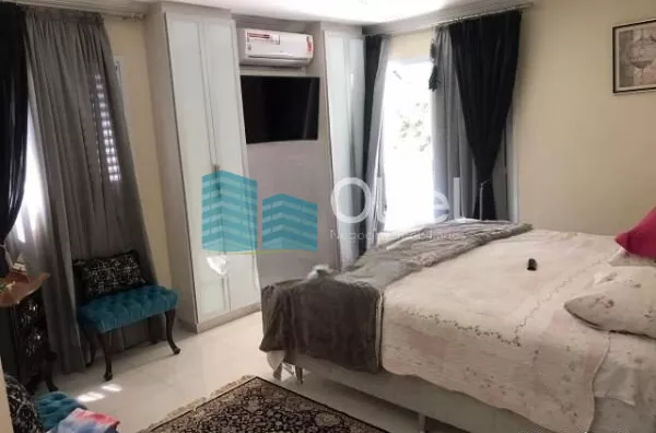 Linda casa em condomínio fechado de alto padrão na cidade de Vinhedo com 4 suítes, sendo no piso térreo uma suíte master com closet e hidromassagem e ar condicionado, sala ampla com lareira , escritório, lavabo, ampla cozinha planejada com copa, despensa, - Foto 13