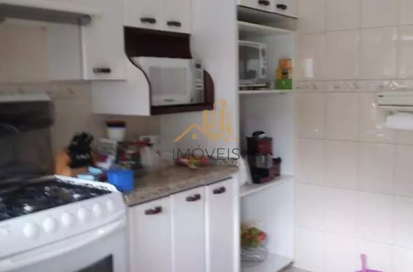 Linda casa de esquina com 3 dormitórios, sendo 1 suíte com hidromassagem, sala 2 ambientes, escritório, cozinha planejada, despensa, área gourmet, garagem para 2 carros cobertas, portão automático, bairro tranquilo. Vale a pena conferir.