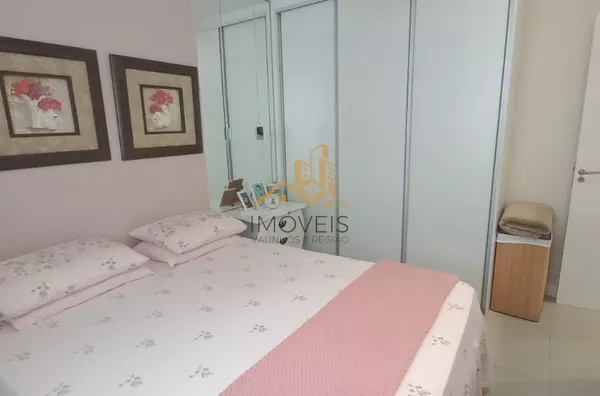 Lindo apartamento á venda na cidade de Vinhedo. Apartamento de 52 m² .condomínio com elevador e 1 vaga de carro. 01 Sala com espelhos na parede,01 cozinha com armário embutido, bancada de mármore e banqueta almofadada. 02 dormitórios com guarda-roupa plan - Foto 9