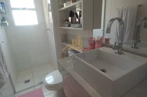 Lindo apartamento á venda na cidade de Vinhedo. Apartamento de 52 m² .condomínio com elevador e 1 vaga de carro. 01 Sala com espelhos na parede,01 cozinha com armário embutido, bancada de mármore e banqueta almofadada. 02 dormitórios com guarda-roupa plan - Foto 12