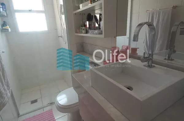 Lindo apartamento á venda na cidade de Vinhedo. Apartamento de 52 m² .condomínio com elevador e 1 vaga de carro. 01 Sala com espelhos na parede,01 cozinha com armário embutido, bancada de mármore e banqueta almofadada. 02 dormitórios com guarda-roupa plan - Foto 12