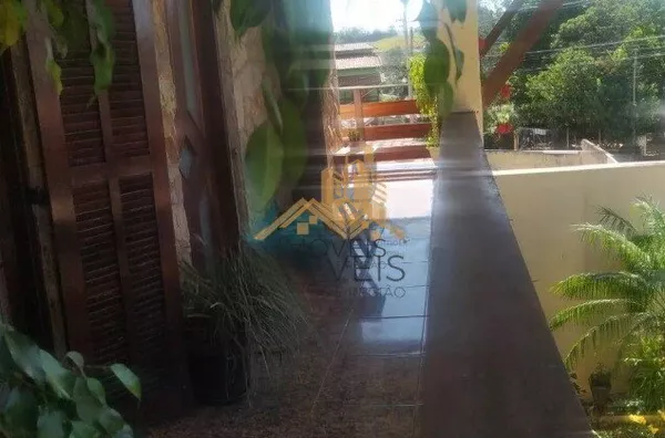 Excelente sobrado em bairro residencial próximo ao centro na cidade de Louveira, com 3 suítes com planejados, avarandada, 2 amplas salas, cozinha planejada, área gourmet com churrasqueira, quintal, 2 vagas de garagem. Agende a sua visita. - Foto 17