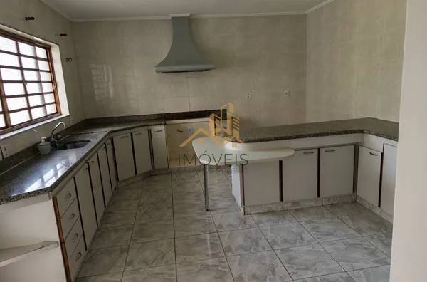 Excelente sobrado para fins comerciais ou residenciais localizado em bairro tradicional na cidade de Louveira. Casa com 3 dormitórios, sendo 1 suíte, 2 dos dormitórios com armários, sala ampla para 2 ambientes, cozinha ampla e repleta de armário, lavande - Foto 15