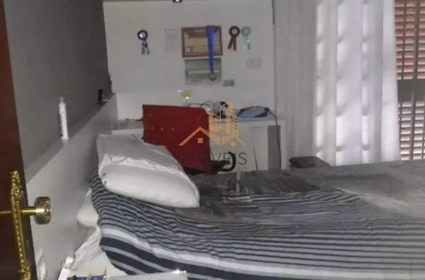 Linda casa de esquina com 3 dormitórios, sendo 1 suíte com hidromassagem, sala 2 ambientes, escritório, cozinha planejada, despensa, área gourmet, garagem para 2 carros cobertas, portão automático, bairro tranquilo. Vale a pena conferir. - Foto 7