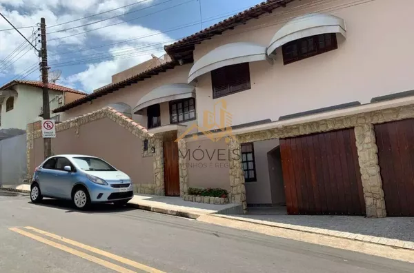 Linda casa de esquina com 3 dormitórios, sendo 1 suíte com hidromassagem, sala 2 ambientes, escritório, cozinha planejada, despensa, área gourmet, garagem para 2 carros cobertas, portão automático, bairro tranquilo. Vale a pena conferir.