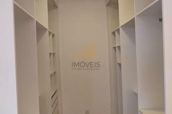 Excelente casa  em condomínio de alto padrão na cidade de Vinhedo.Sendo três suítes, escritório , lavabo, sala dois ambientes, cozinha integrada com sala de jantar, espaço gourmet, ar condicionado,  armários em todos os ambientes , piscina a - Foto 17
