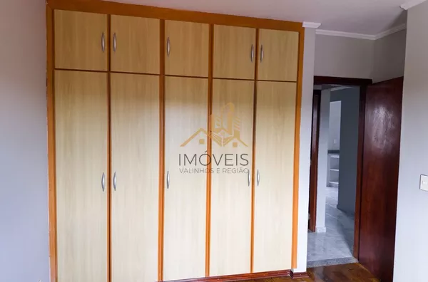 Excelente sobrado para fins comerciais ou residenciais localizado em bairro tradicional na cidade de Louveira. Casa com 3 dormitórios, sendo 1 suíte, 2 dos dormitórios com armários, sala ampla para 2 ambientes, cozinha ampla e repleta de armário, lavande - Foto 9