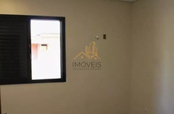 Excelente casa térrea em condomínio fechado na cidade de Louveira com 3 dormitórios, sendo 1 suíte, sala ampla para 2 ambientes, pé direito duplo, lavabo, banheiro social, conceito integrado, área gourmet e quintal.  Agende a sua visita - Foto 12