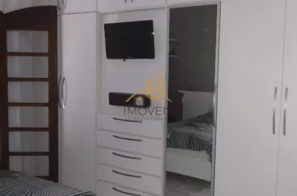 Linda casa de esquina com 3 dormitórios, sendo 1 suíte com hidromassagem, sala 2 ambientes, escritório, cozinha planejada, despensa, área gourmet, garagem para 2 carros cobertas, portão automático, bairro tranquilo. Vale a pena conferir. - Foto 8