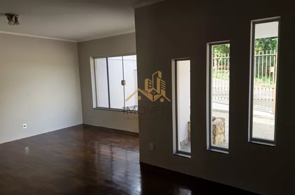 Excelente sobrado para fins comerciais ou residenciais localizado em bairro tradicional na cidade de Louveira. Casa com 3 dormitórios, sendo 1 suíte, 2 dos dormitórios com armários, sala ampla para 2 ambientes, cozinha ampla e repleta de armário, lavande