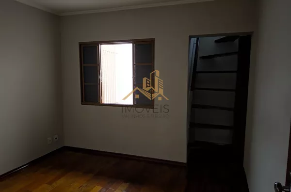 Excelente sobrado para fins comerciais ou residenciais localizado em bairro tradicional na cidade de Louveira. Casa com 3 dormitórios, sendo 1 suíte, 2 dos dormitórios com armários, sala ampla para 2 ambientes, cozinha ampla e repleta de armário, lavande - Foto 26