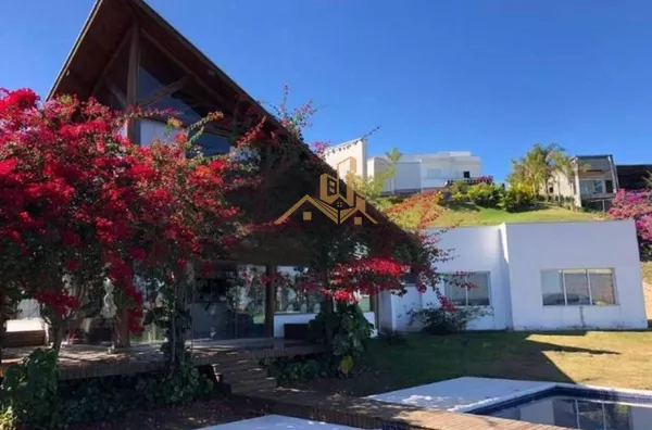 Casa à venda com 5 suítes em  condomínio de alto padrão na cidade de Louveira.  Lindo sobrado moderno e com fino acabamento, são 760m² de construção em um terreno de 1.890m², o andar superior oferece 3 suítes sendo a master com closet e banheira com hidro - Foto 2