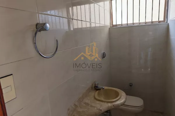 Excelente sobrado para fins comerciais ou residenciais localizado em bairro tradicional na cidade de Louveira. Casa com 3 dormitórios, sendo 1 suíte, 2 dos dormitórios com armários, sala ampla para 2 ambientes, cozinha ampla e repleta de armário, lavande - Foto 22