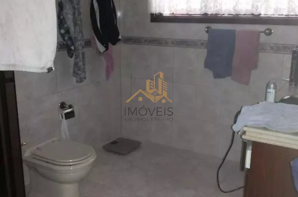 Linda casa de esquina com 3 dormitórios, sendo 1 suíte com hidromassagem, sala 2 ambientes, escritório, cozinha planejada, despensa, área gourmet, garagem para 2 carros cobertas, portão automático, bairro tranquilo. Vale a pena conferir. - Foto 15