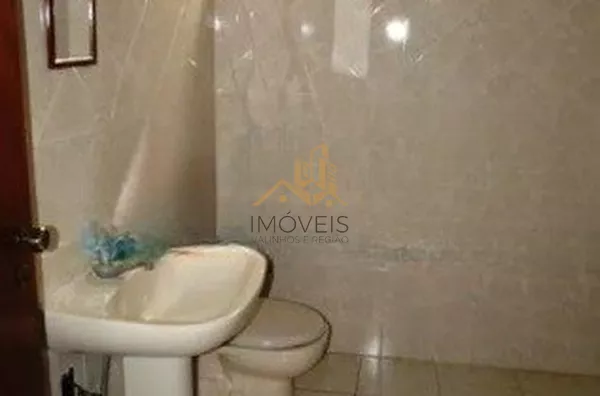 Linda casa em condomínio fechado na cidade de Vinhedo, 698 m² área construída, 1450,00 m² de terreno, 5 dormitórios sendo 2 suítes, living 4 ambientes, 4 banheiros, 6 vagas de garagem cobertas, piscina, local com muito verde e tranquilidade. Venha morar - Foto 9