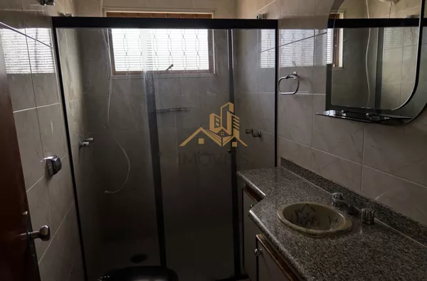 Excelente sobrado para fins comerciais ou residenciais localizado em bairro tradicional na cidade de Louveira. Casa com 3 dormitórios, sendo 1 suíte, 2 dos dormitórios com armários, sala ampla para 2 ambientes, cozinha ampla e repleta de armário, lavande - Foto 28