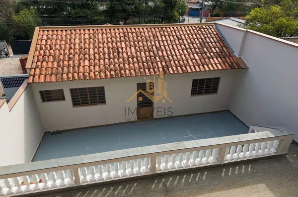 Excelente sobrado para fins comerciais ou residenciais localizado em bairro tradicional na cidade de Louveira. Casa com 3 dormitórios, sendo 1 suíte, 2 dos dormitórios com armários, sala ampla para 2 ambientes, cozinha ampla e repleta de armário, lavande - Foto 33