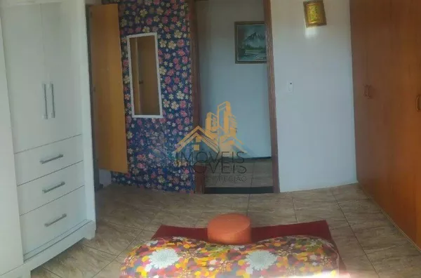 Excelente sobrado em bairro residencial próximo ao centro na cidade de Louveira, com 3 suítes com planejados, avarandada, 2 amplas salas, cozinha planejada, área gourmet com churrasqueira, quintal, 2 vagas de garagem. Agende a sua visita. - Foto 14