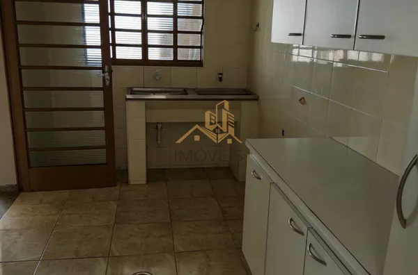 Excelente sobrado para fins comerciais ou residenciais localizado em bairro tradicional na cidade de Louveira. Casa com 3 dormitórios, sendo 1 suíte, 2 dos dormitórios com armários, sala ampla para 2 ambientes, cozinha ampla e repleta de armário, lavande - Foto 30
