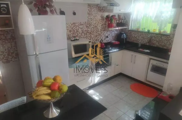 Excelente sobrado em bairro residencial próximo ao centro na cidade de Louveira, com 3 suítes com planejados, avarandada, 2 amplas salas, cozinha planejada, área gourmet com churrasqueira, quintal, 2 vagas de garagem.  Agende a sua visita.