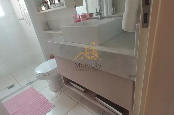 Lindo apartamento á venda na cidade de Vinhedo. Apartamento de 52 m² .condomínio com elevador e 1 vaga de carro. 01 Sala com espelhos na parede,01 cozinha com armário embutido, bancada de mármore e banqueta almofadada. 02 dormitórios com guarda-roupa plan - Foto 11