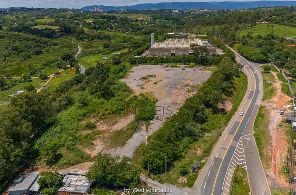 Excelente área  comercial com 20.000m² na cidade de Louveira. Boa localização com fácil acesso as principais vias de acesso.  Vale a pena conferir!! - Foto 1