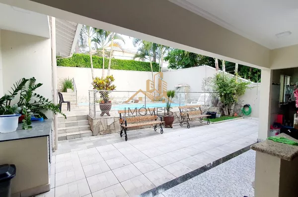 Casa moderna, com muito espaço, sala de estar, de tv, de jantar, escritório, 3 dormitórios com armários, sendo 1 suíte máster com sacada, lavabo, banheiro social, cozinha e lavanderia com armários, despensa, dormitório e banheiro de empregada, 4 vagas de - Foto 26